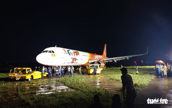 Máy bay trượt đường băng được giải cứu, sân bay Tân Sơn Nhất trở lại bình thường