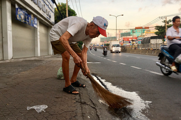 Cụ ông 88 tuổi quét rác làm sạch khu phố - Ảnh 1.