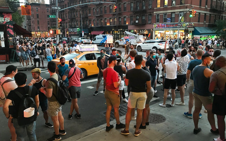 Dân New York chống giãn cách xã hội, chính quyền dọa chậm mở cửa