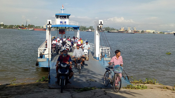 Có cầu Vàm Cống nhưng người dân vẫn đợi phà - Ảnh 1.