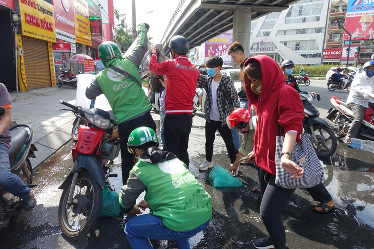 Ước gì anh lái ôtô chỉ nhặt giúp chùm vải cho chị hàng rong - Ảnh 3.