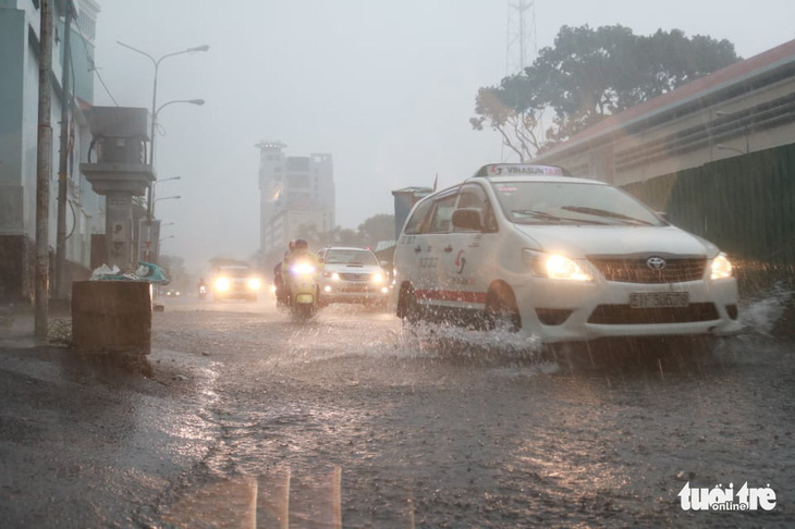 Hôm nay: TP.HCM tiếp tục mưa buổi chiều, người dân lo kẹt xe - Ảnh 1.