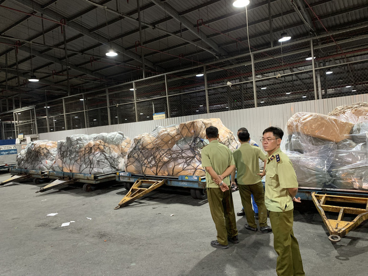 Tạm giữ 4 tấn hàng hóa không hóa đơn, chứng từ tại kho hàng ở Tân Sơn Nhất - Ảnh 3.