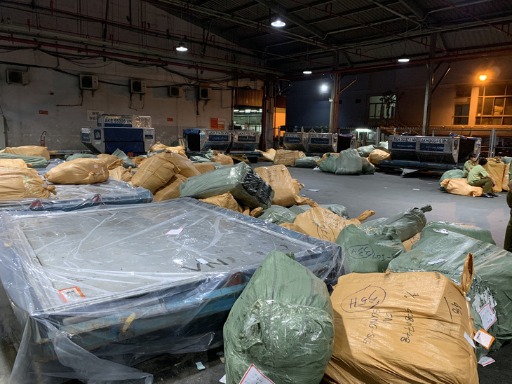Tạm giữ 4 tấn hàng hóa không hóa đơn, chứng từ tại kho hàng ở Tân Sơn Nhất - Ảnh 2.