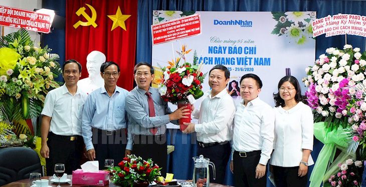 Lãnh đạo TP.HCM thăm cơ quan báo chí nhân Ngày báo chí Việt Nam - Ảnh 4.