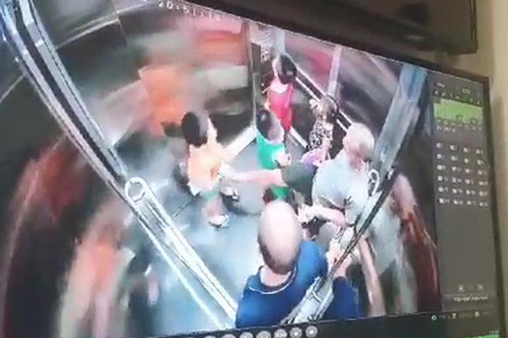 Một người đàn ông lấy chân khều vùng kín, định đạp mặt bé trai trong thang máy - Ảnh 2.