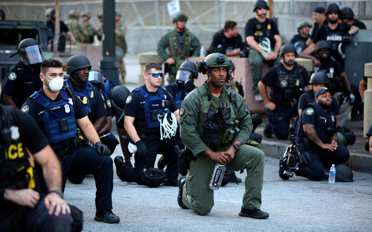 Cảnh sát Mỹ cùng quỳ gối ủng hộ người biểu tình