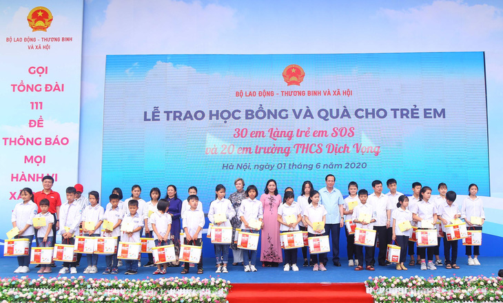 Dai-ichi Life Việt Nam tặng 50 suất học bổng cho học sinh khó khăn - Ảnh 1.