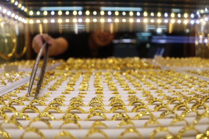 Giá vàng nhẫn vượt lên, đắt hơn vàng miếng 100.000 đồng/lượng - Ảnh 1.