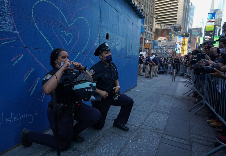 Cảnh sát Mỹ cùng quỳ gối ủng hộ người biểu tình - Ảnh 1.