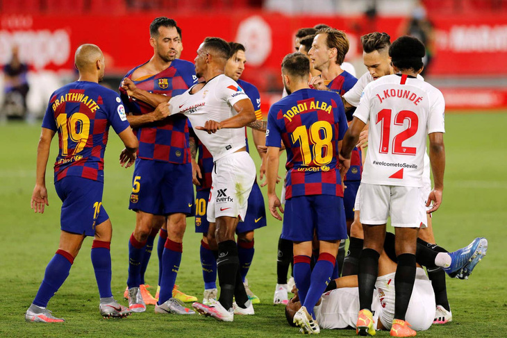Barca bị Sevilla cầm hòa, Messi suýt đánh nhau trên sân - Ảnh 4.