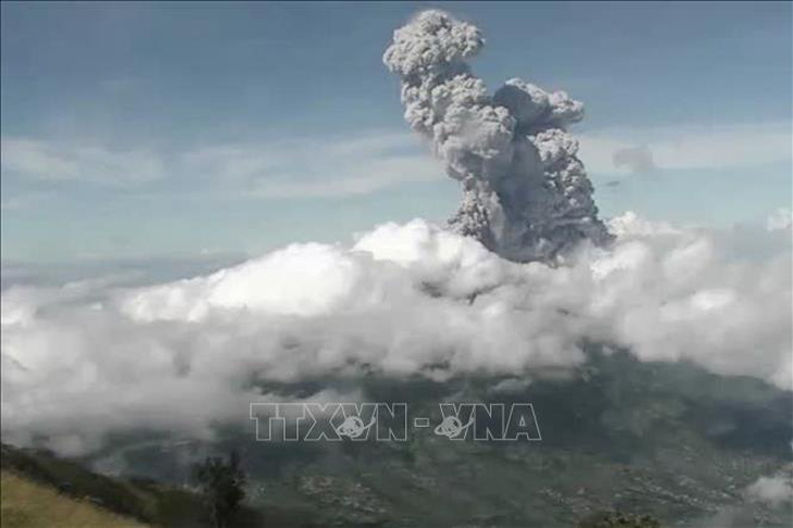 Núi lửa Indonesia phun trào 6km, cảnh báo hàng không mức cao nhất - Ảnh 1.