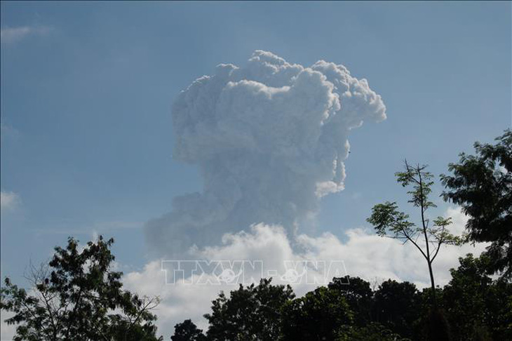 Núi lửa Indonesia phun trào 6km, cảnh báo hàng không mức cao nhất - Ảnh 2.