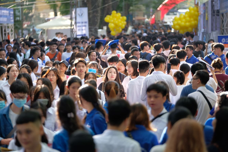 Sáng nay, báo Tuổi Trẻ tư vấn tuyển sinh ở TP.HCM, Hà Nội, Đà Nẵng - Ảnh 1.