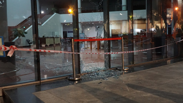 Ôtô húc văng bi đá phá nát cửa kính Trung tâm hành chính TP Đà Nẵng - Ảnh 1.