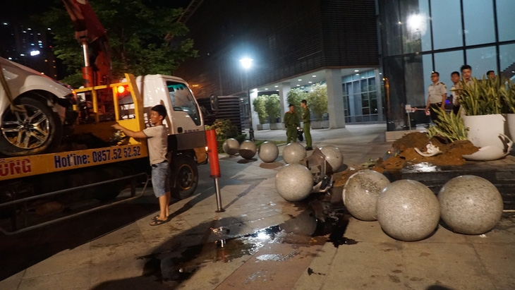 Ôtô húc văng bi đá phá nát cửa kính Trung tâm hành chính TP Đà Nẵng - Ảnh 3.