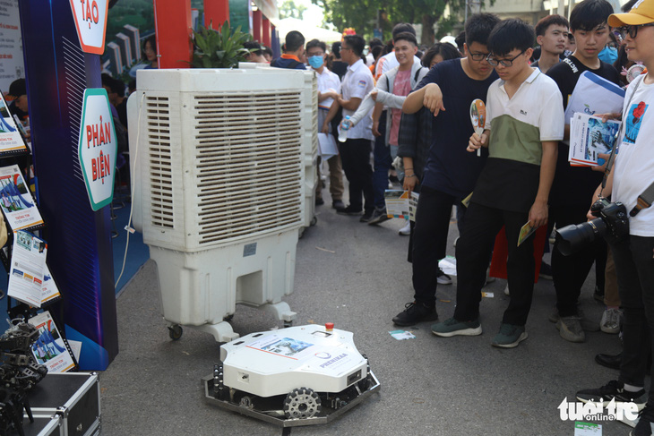 Robot thông minh, thầy đồ cùng dự Ngày hội tư vấn tuyển sinh 2020 - Ảnh 5.