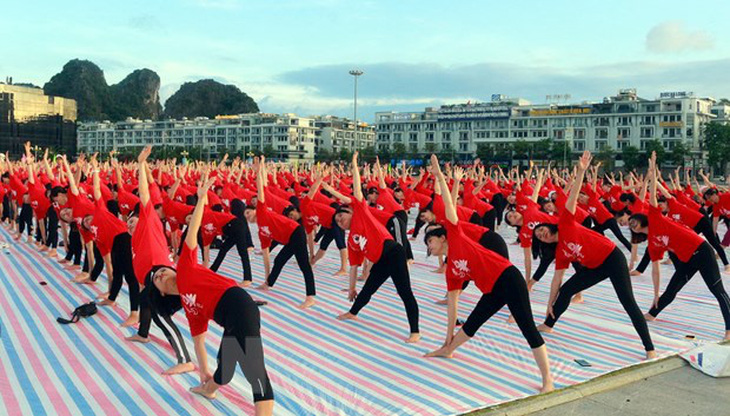 3.000 người đồng diễn Ngày quốc tế yoga lần thứ 6 - Ảnh 2.