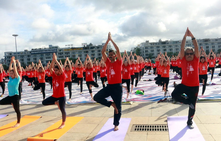 3.000 người đồng diễn Ngày quốc tế yoga lần thứ 6 - Ảnh 1.