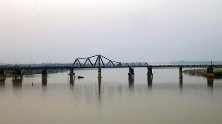 Trục vớt thành công quả bom nằm dưới sông Hồng gần cầu Long Biên - Ảnh 3.