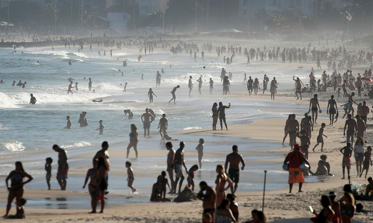 Kỳ lạ khi đã hơn 1 triệu ca nhiễm COVID-19, dân Brazil vẫn tràn ngập bãi biển - Ảnh 1.