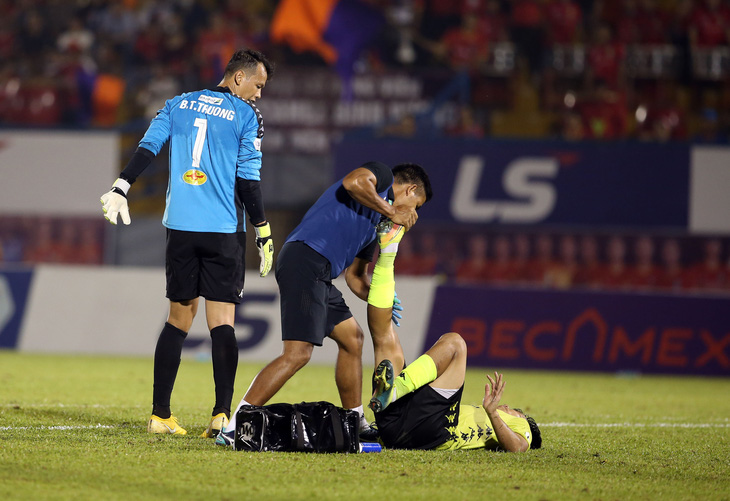 Quang Hải và cầu thủ Hà Nội phản ứng căng thẳng khi đồng đội bị khiêng cáng ném xuống sân - Ảnh 1.