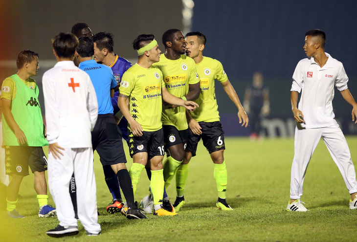 Quang Hải và cầu thủ Hà Nội phản ứng căng thẳng khi đồng đội bị khiêng cáng ném xuống sân - Ảnh 4.