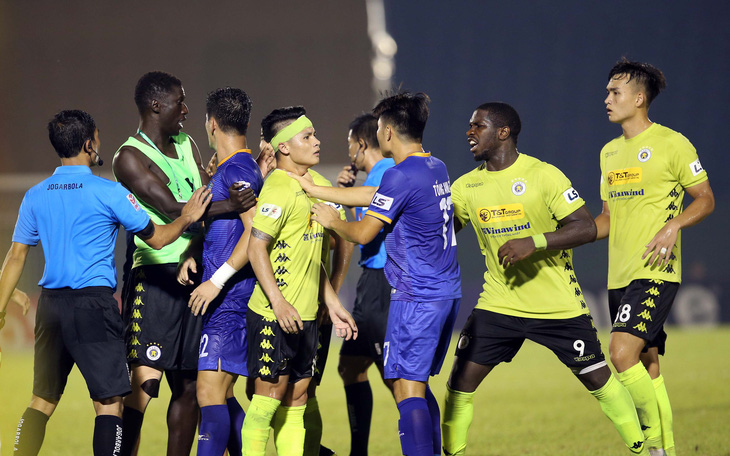 Quang Hải và cầu thủ Hà Nội phản ứng căng thẳng khi đồng đội bị khiêng cáng ném xuống sân