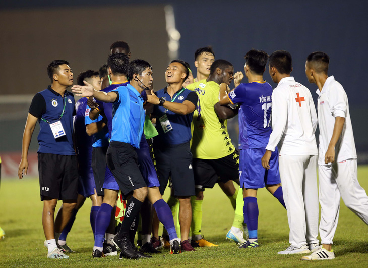 Quang Hải và cầu thủ Hà Nội phản ứng căng thẳng khi đồng đội bị khiêng cáng ném xuống sân - Ảnh 7.