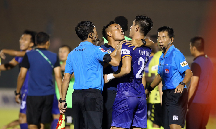 Quang Hải và cầu thủ Hà Nội phản ứng căng thẳng khi đồng đội bị khiêng cáng ném xuống sân - Ảnh 8.