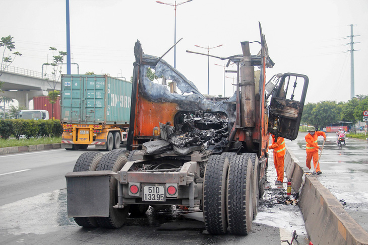 Cabin xe cháy ngùn ngụt trên xa lộ, tài xế tháo thùng container để cứu hàng - Ảnh 4.