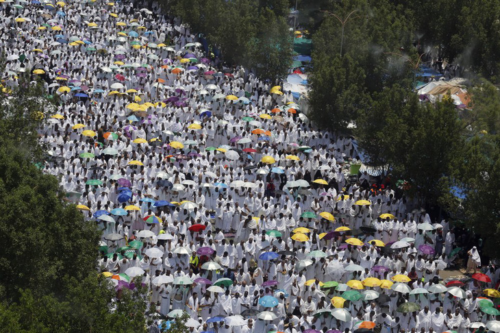 Vì COVID-19, hành hương về thánh địa Mecca từ 2,5 triệu người chỉ còn vài ngàn người - Ảnh 1.