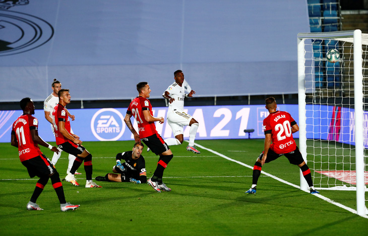 Ramos lập siêu phẩm đá phạt, Real Madrid trở lại đầu bảng - Ảnh 1.