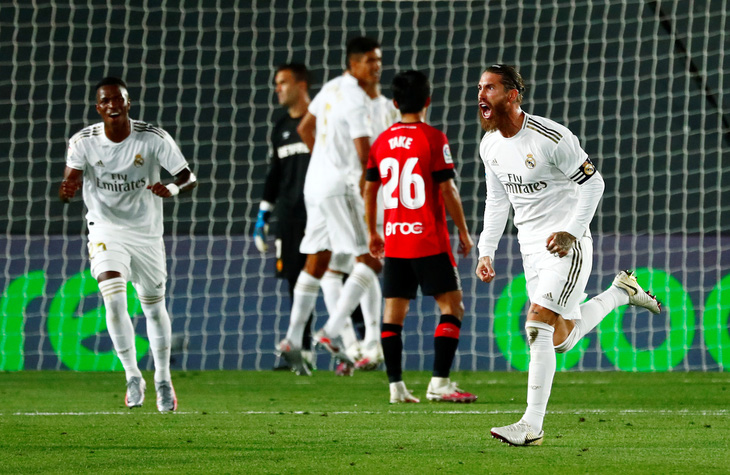 Ramos lập siêu phẩm đá phạt, Real Madrid trở lại đầu bảng - Ảnh 2.