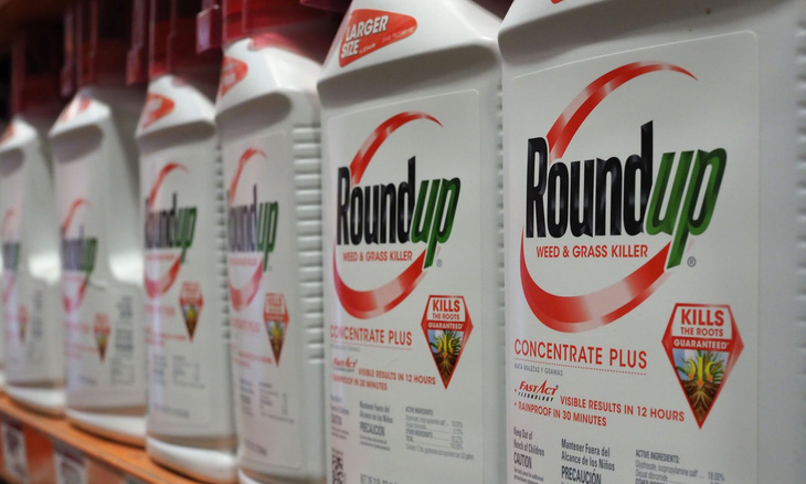 Công ty mẹ của Monsanto chi gần 11 tỉ USD giải quyết vụ kiện thuốc diệt cỏ gây ung thư - Ảnh 1.