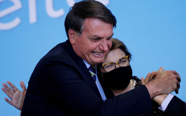 Tổng thống Brazil phản đối phán quyết của tòa buộc ông đeo khẩu trang