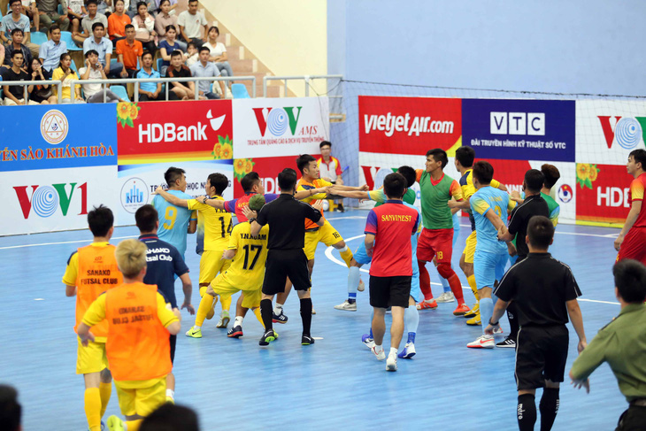 2 cầu thủ futsal bị cấm thi đấu 2 trận do xô xát ở Giải futsal VĐQG 2020 - Ảnh 1.