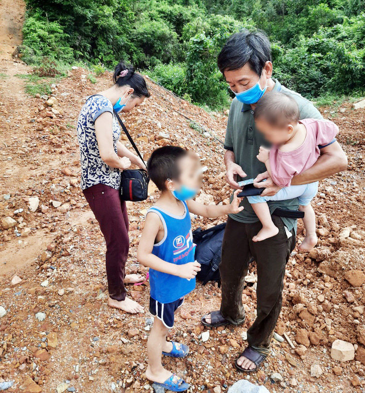 Quảng Ninh: Tiếp tục đưa thêm một gia đình đi cách ly vì nhập cảnh trái phép - Ảnh 1.