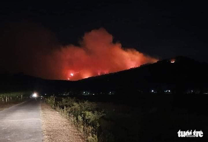 Cháy rừng lan ra 3 huyện, cả ngàn người dập lửa - Ảnh 2.