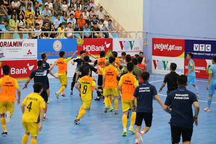 2 cầu thủ futsal bị cấm thi đấu 2 trận do xô xát ở Giải futsal VĐQG 2020 - Ảnh 2.