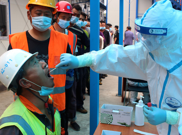 Hơn 10 triệu người mắc COVID-19 trên toàn cầu, Trung Quốc quyết dẫn đầu cuộc đua vắcxin - Ảnh 1.