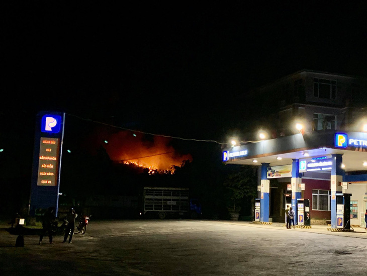 Rừng ở Hà Tĩnh, Nghệ An đang cháy đỏ trời trong đêm - Ảnh 5.