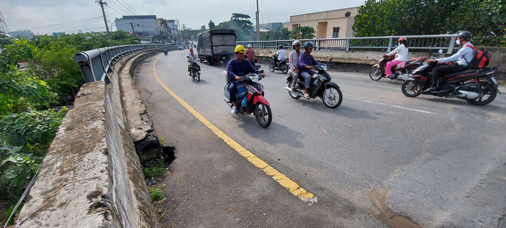 Mố cầu Cái Sơn sụp lồi lõm bẫy người đi đường - Ảnh 3.