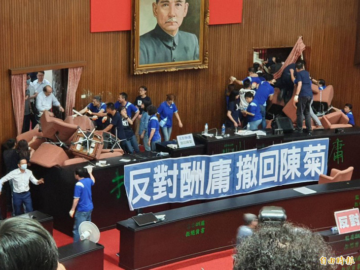 Đảng thân Bắc Kinh chiếm cơ quan lập pháp ở Đài Loan, ẩu đả nổ ra - Ảnh 2.