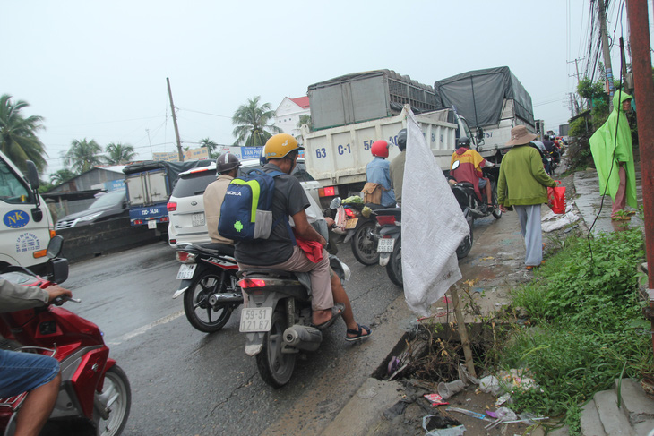 Công trình giao thông của bộ gây kẹt xe, địa phương đề nghị làm nhanh - Ảnh 2.