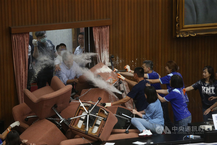 Đảng thân Bắc Kinh chiếm cơ quan lập pháp ở Đài Loan, ẩu đả nổ ra - Ảnh 1.