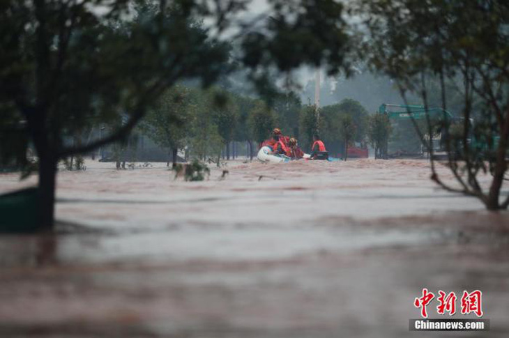 Cảnh báo thời tiết hiếm thấy ở Trung Quốc: mưa to liên tục 28 ngày - Ảnh 2.