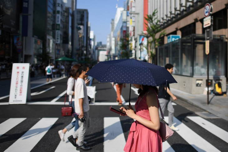 Một thành phố ở Nhật muốn cấm người dân sử dụng điện thoại khi đi bộ - Ảnh 1.
