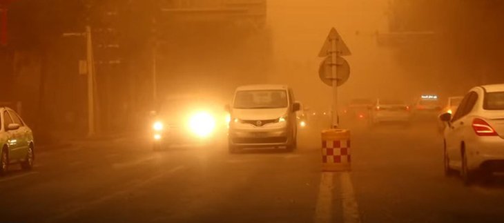 Video bão cát biến cả thành phố khu Tân Cương thành màu cam trong vài phút - Ảnh 1.