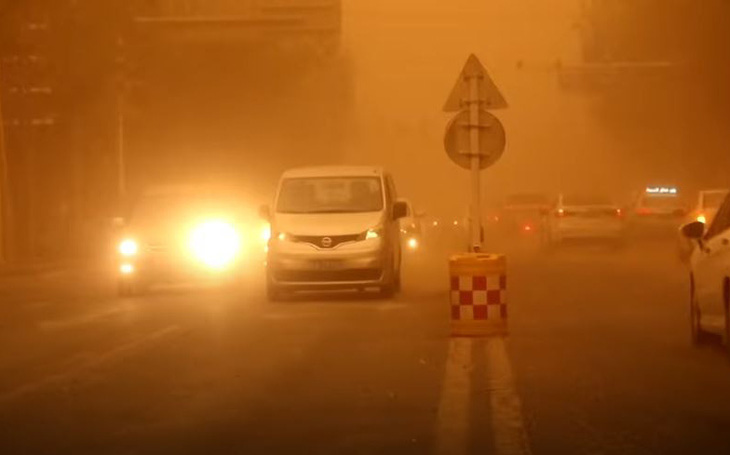 Video bão cát biến cả thành phố khu Tân Cương thành màu cam trong vài phút